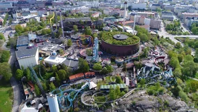 Luftaufnahme des Freizeitparks Linnanmäki mit Fahrgeschäften und Achterbahnen in Helsinki, Finnland