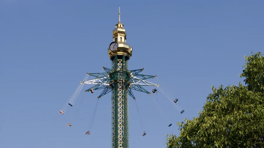 Praterturm, ein hoher Kettenkarussell-Turm im Wiener Prater, vor blauem Himmel