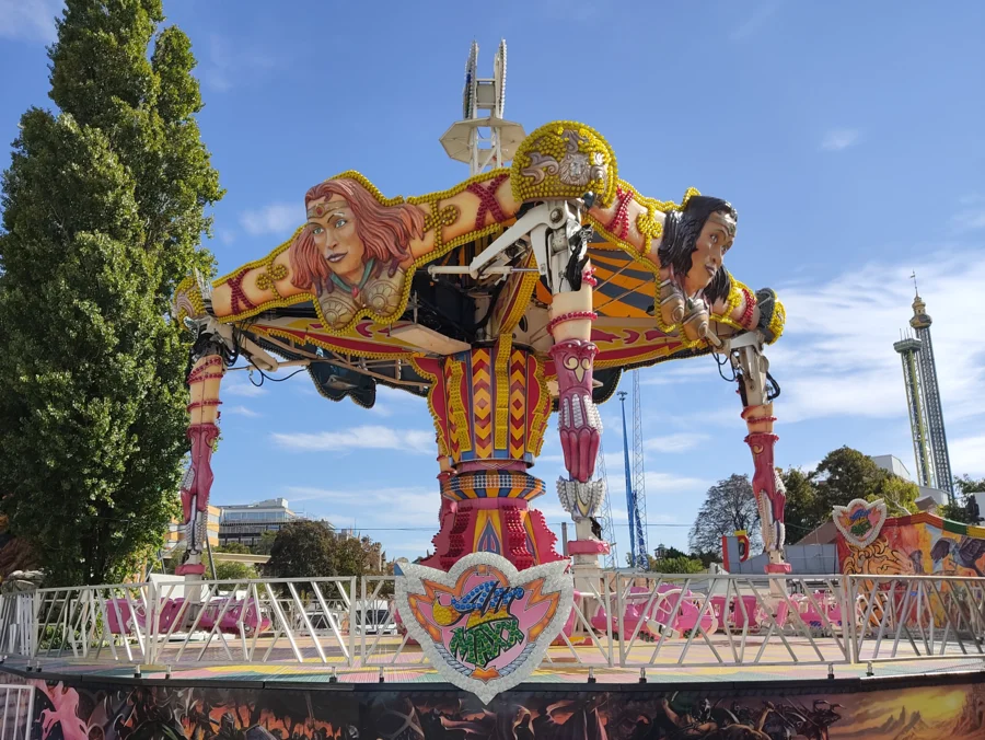 AIRMAXX im Koidls Prater – Fahrgeschäft mit hohen, rotierenden Gondelarmen