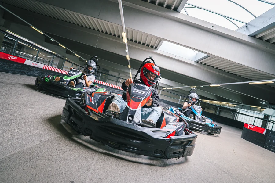 Kartfahrer auf der Indoor-Kartbahn des Kart Palast Funparks in Bergkirchen bei München