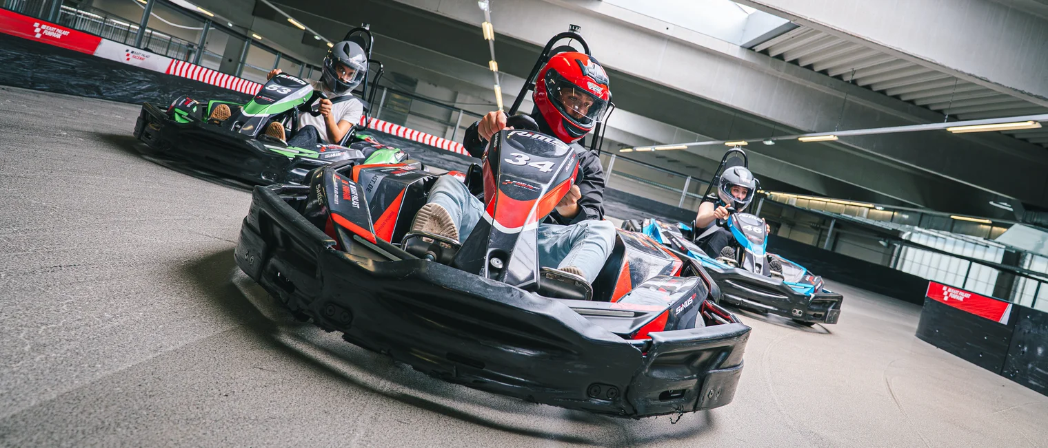Kartfahrer auf der Indoor-Kartbahn des Kart Palast Funparks in Bergkirchen bei München