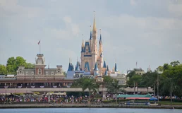 Blick auf das Cinderella Castle im Freizeitpark Magic Kingdom des Walt Disney World Resort in Orlando, Florida