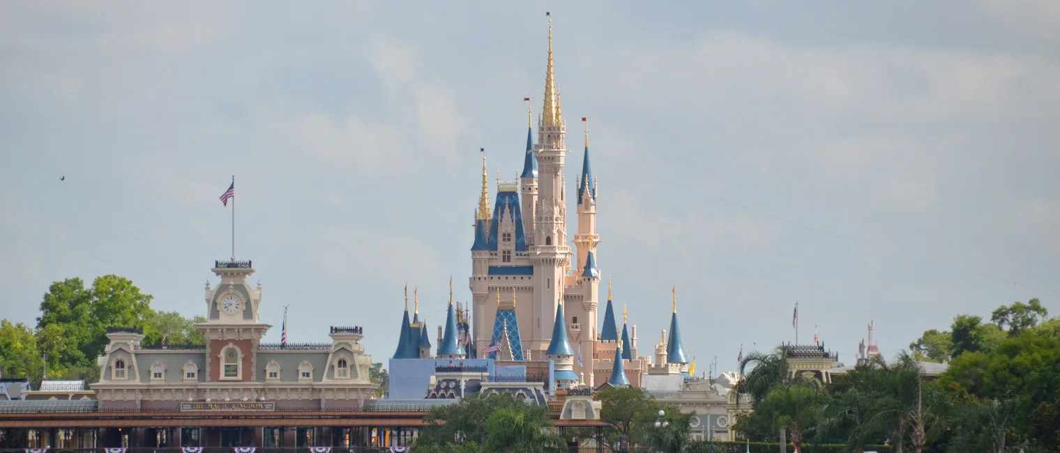 Blick auf das Cinderella Castle im Freizeitpark Magic Kingdom des Walt Disney World Resort in Orlando, Florida