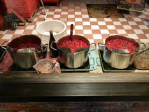 Drei große Töpfe mit Erdbeermarmelade auf Kochplatten in Karls Erlebnis-Dorf Warnsdorf.