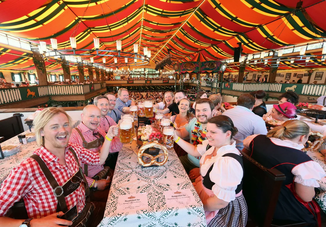 Besucher im Marstall Festzelt