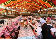 Besucher im Marstall Festzelt