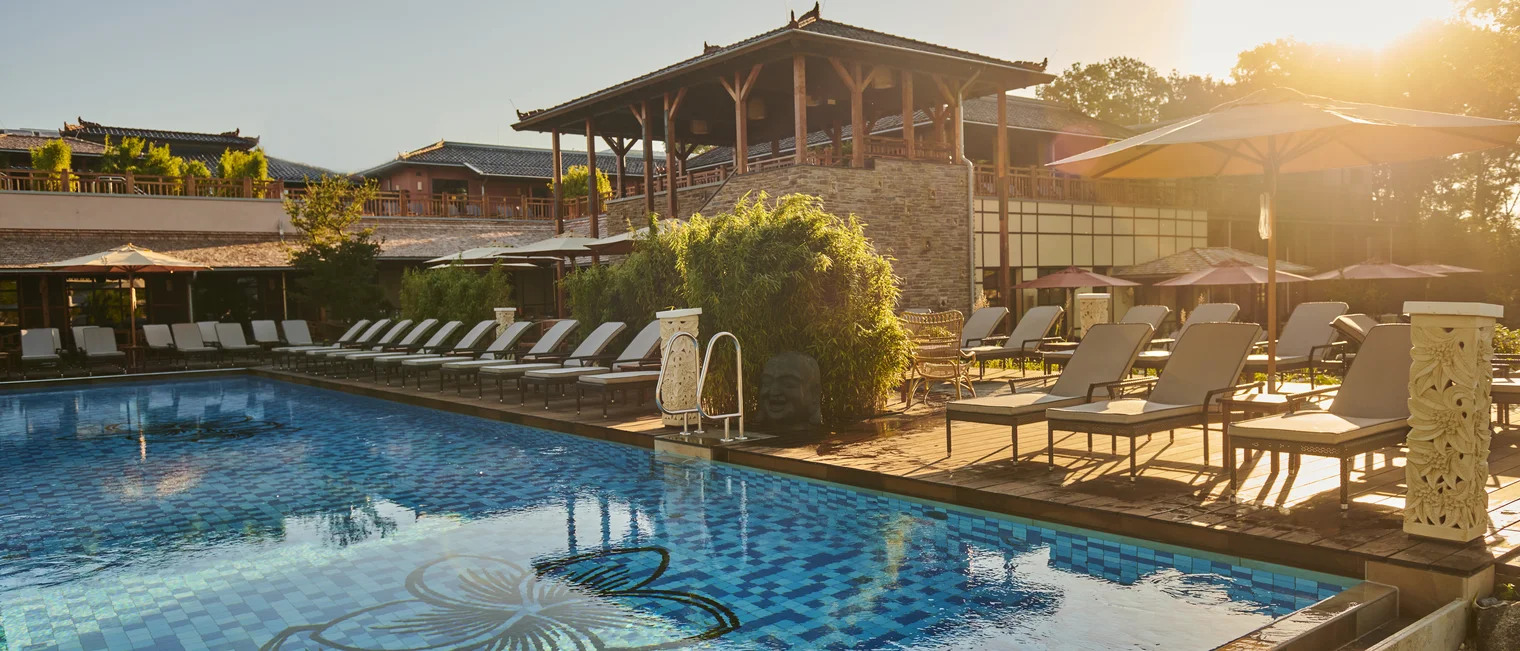 Sonnenaufgang am Pool des vabali spa Hamburg