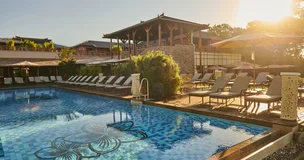 Sonnenaufgang am Pool des vabali spa Hamburg
