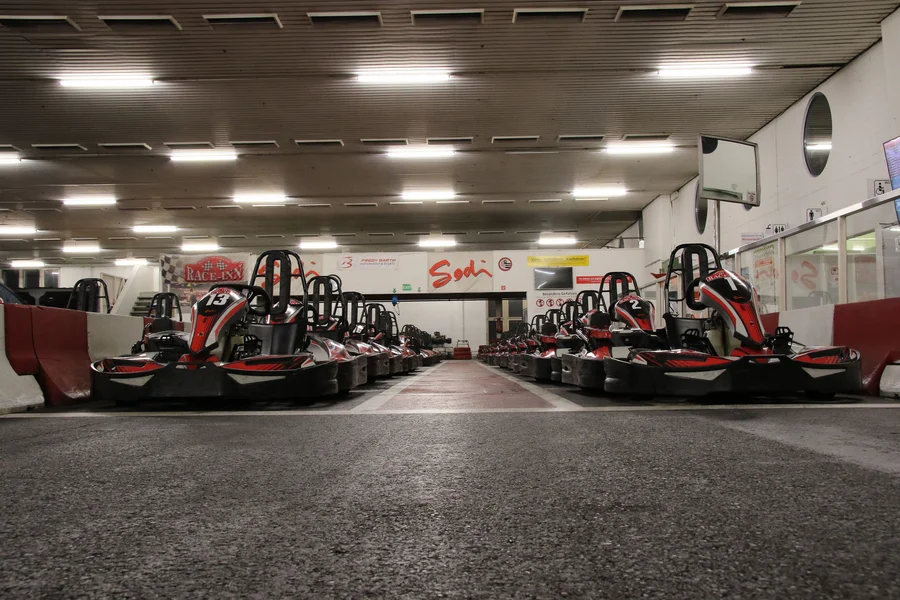 Indoor-Kartbahn Race-Inn Roggwil mit Elektro- und Benziner-Karts auf 640 m langer Asphaltstrecke