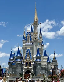 Blick auf das Cinderella Castle im Freizeitpark Magic Kingdom des Walt Disney World Resort in Orlando, Florida