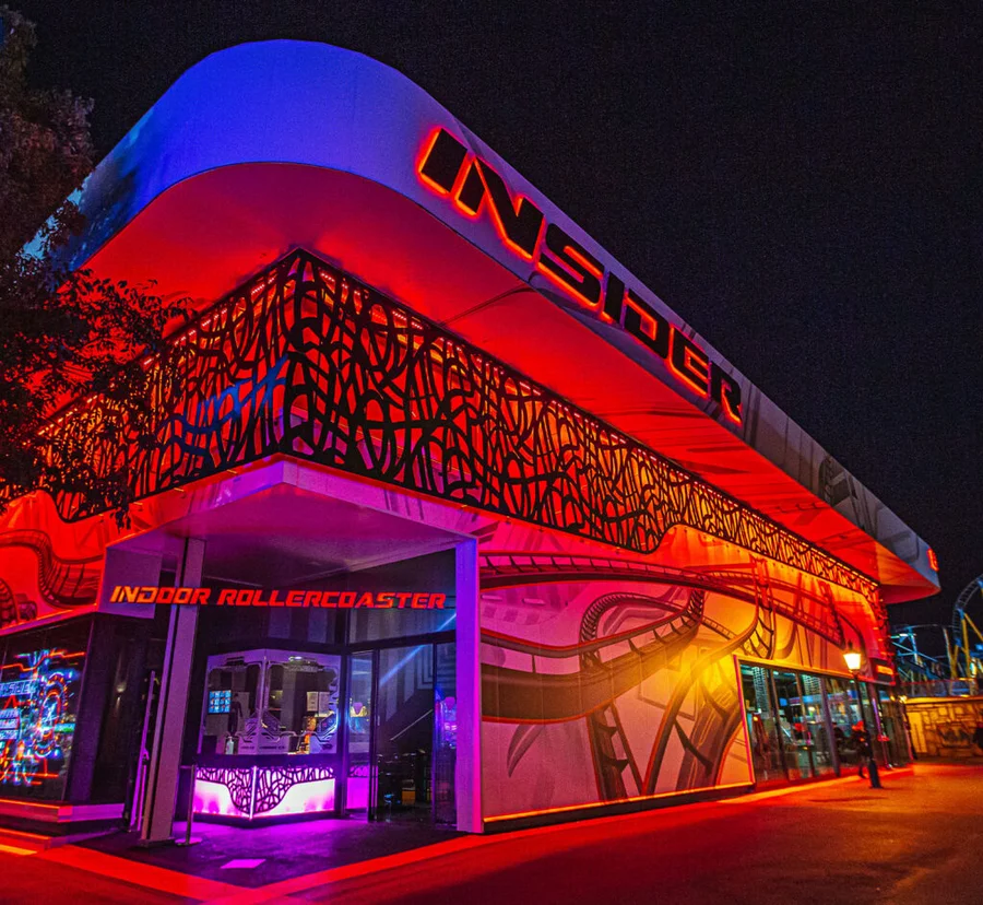 Indoor Roller im Wiener Prater – Fahrgäste fahren in einem bunten Indoor-Fahrgeschäft