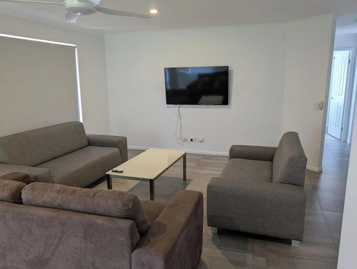 Modern 3-Bedroom Comfort in Oxenford, 5 minutes from Movie World
