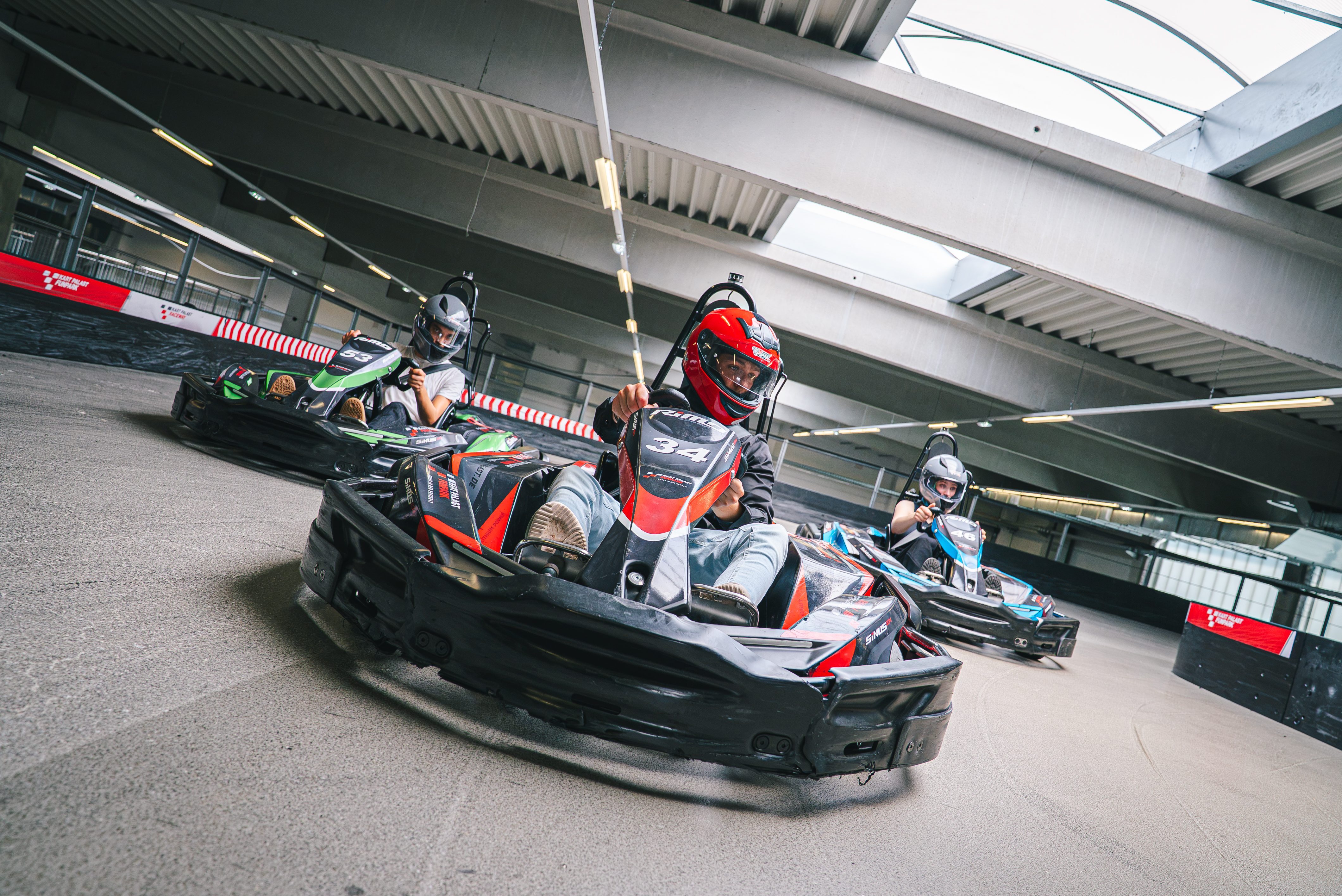 Kartfahrer auf der Indoor-Kartbahn des Kart Palast Funparks in Bergkirchen bei München