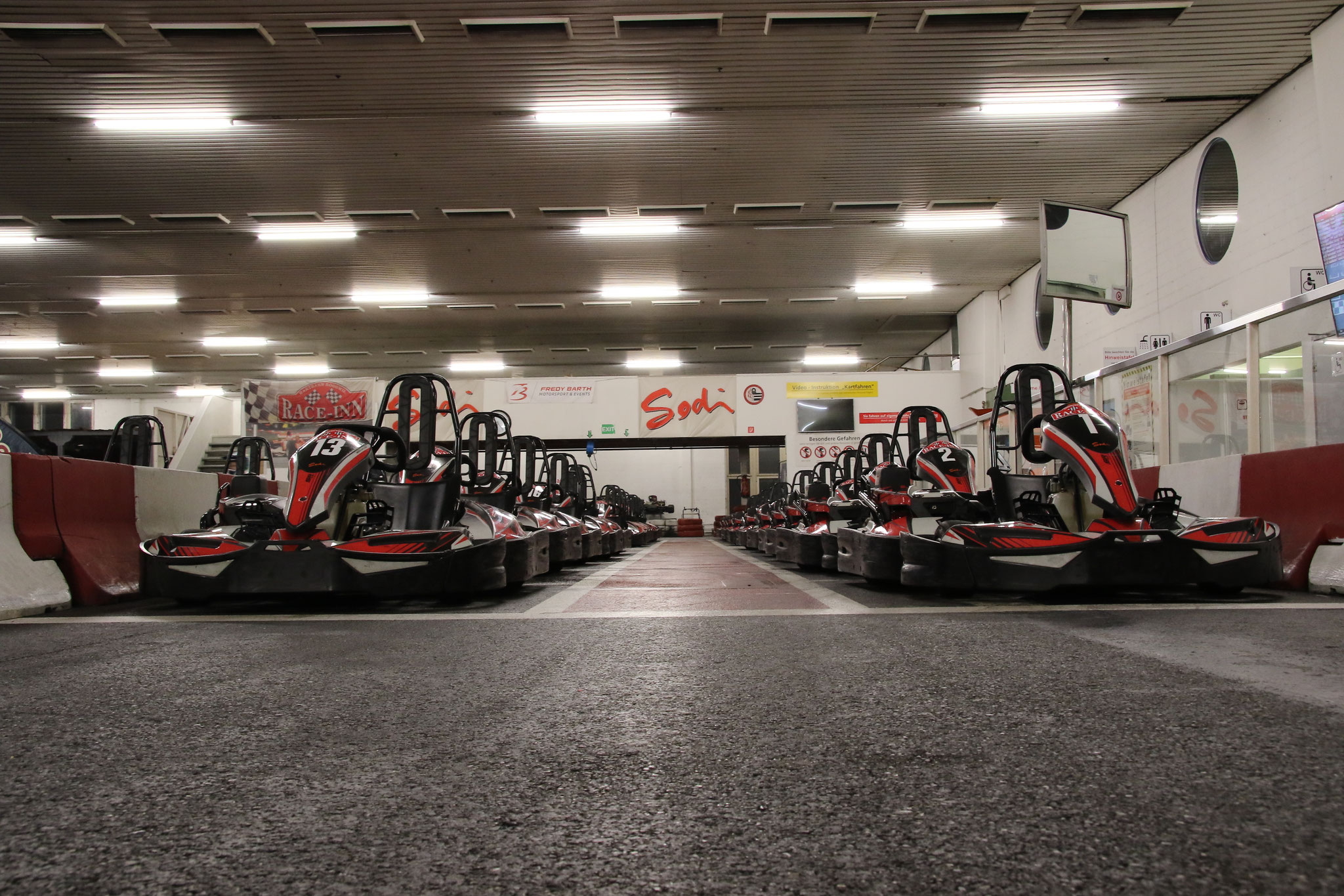 Indoor-Kartbahn Race-Inn Roggwil mit Elektro- und Benziner-Karts auf 640 m langer Asphaltstrecke